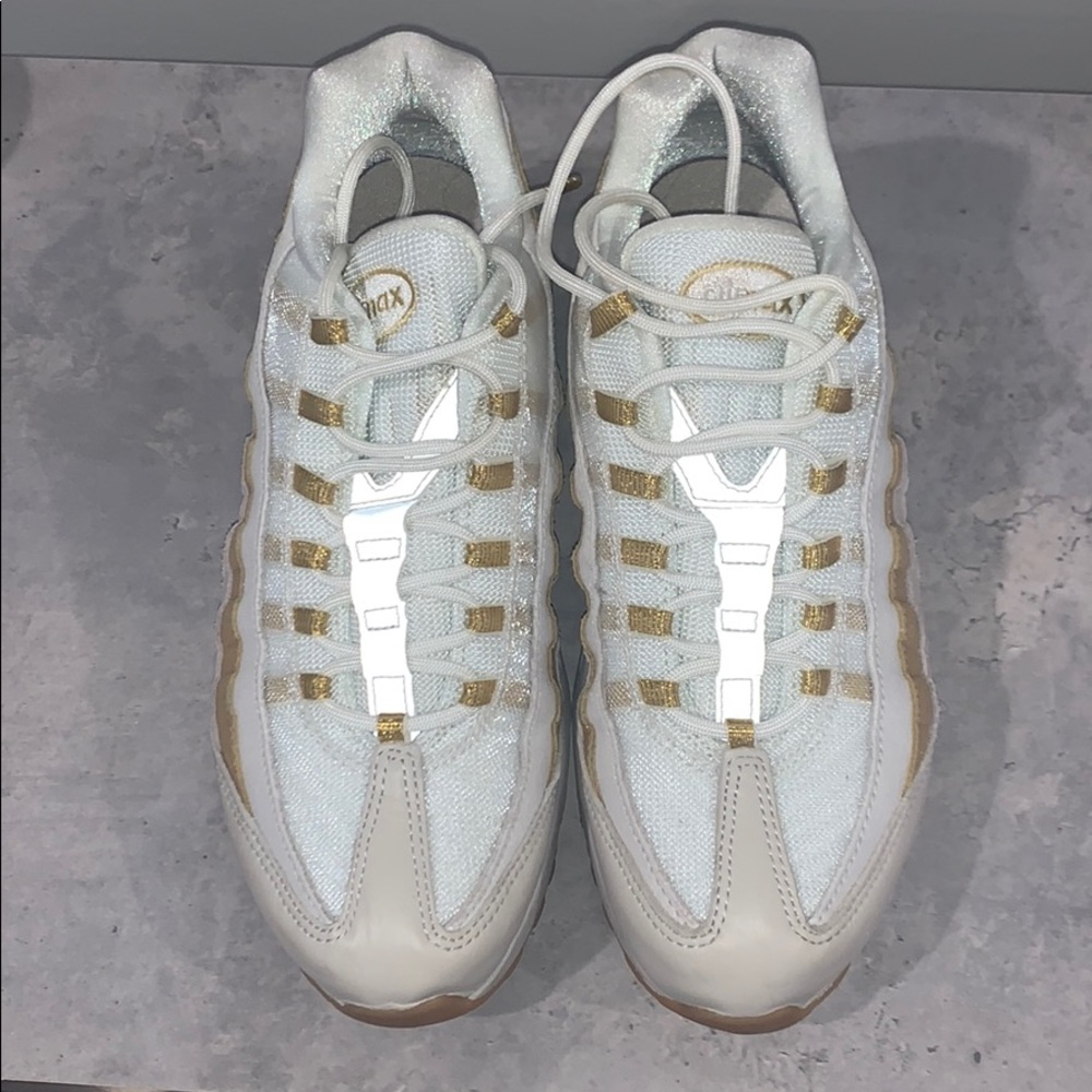 Nike Air max size 10 white and gold